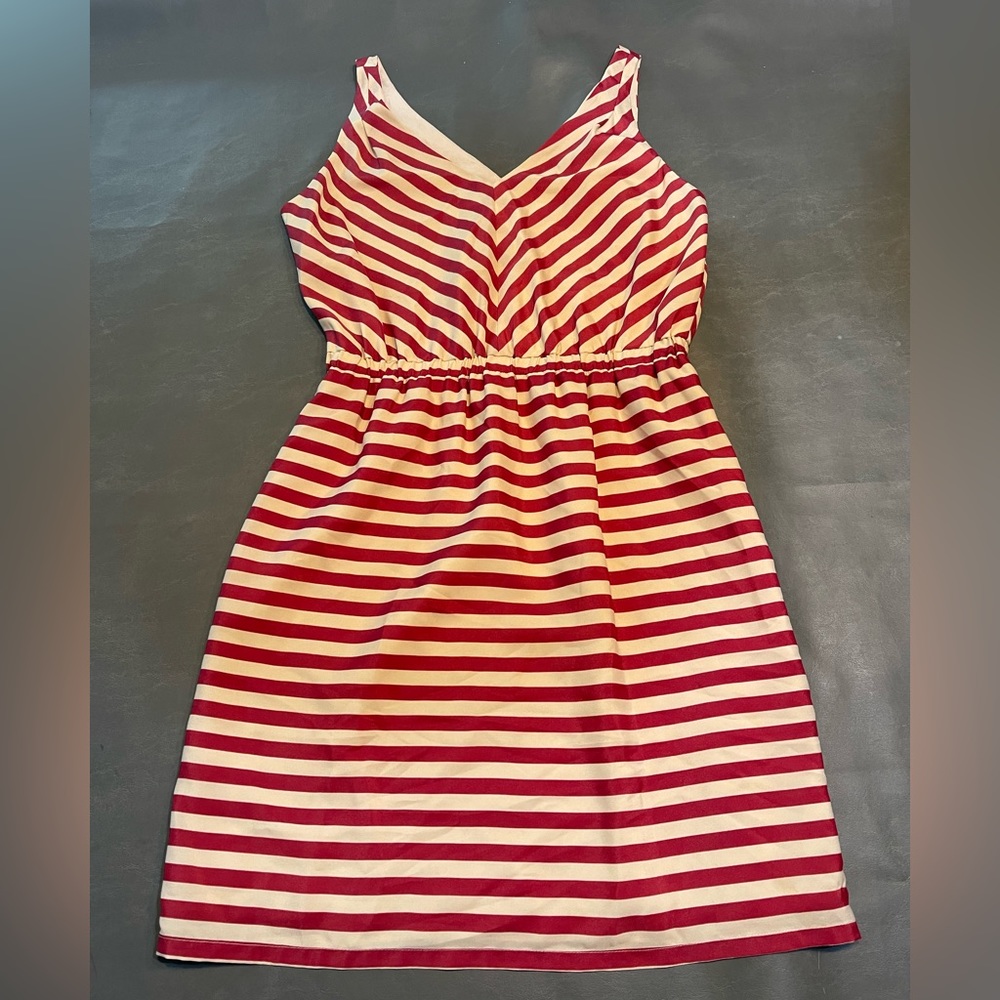 Cute striped dress perfect for summer brand is LOFT size 4 red and white.